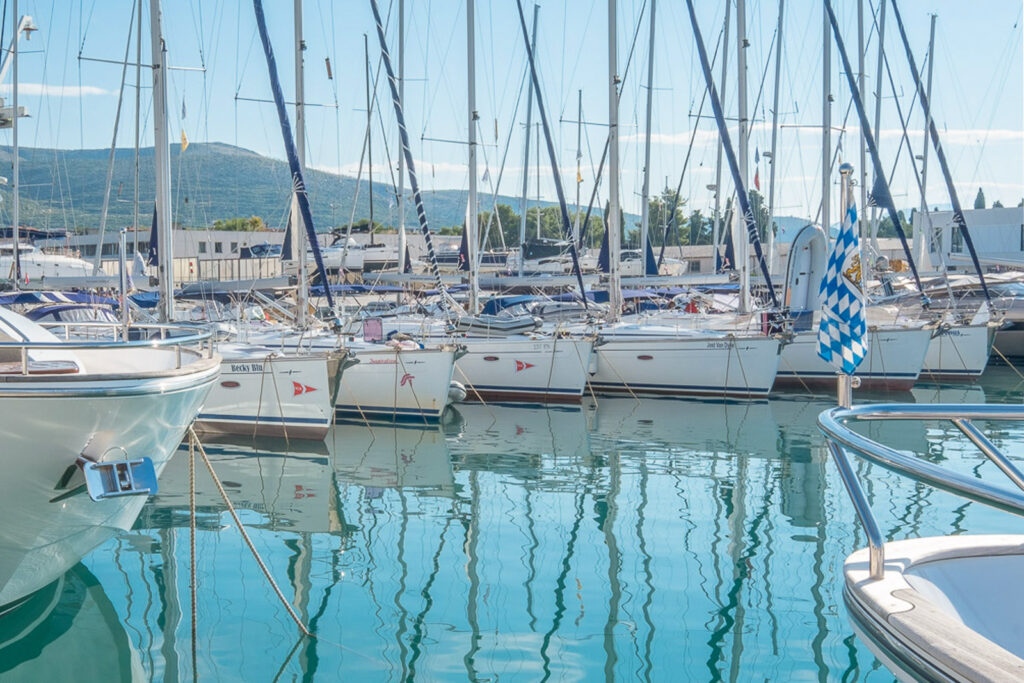 Stuis Törns, Einchecken am Hafen